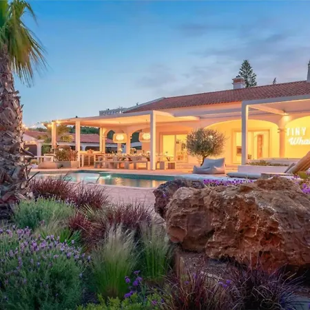 Tiny Whale Lodge, A Unique Space For Groups Bensafrim
