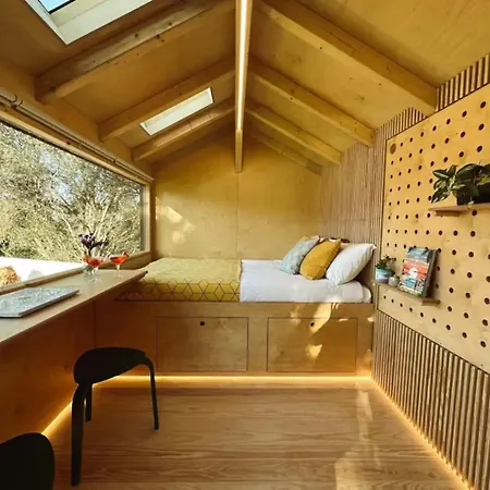 Tiny Whale Lodge, A Unique Space For Groups וילה
