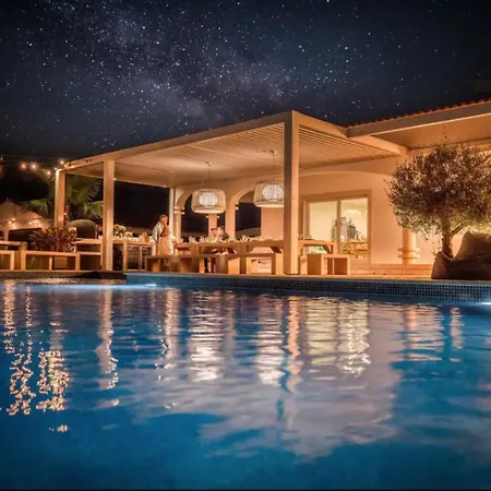 Tiny Whale Lodge, A Unique Space For Groups וילה Bensafrim
