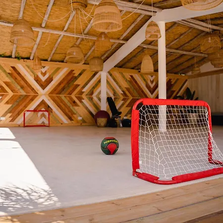 Tiny Whale Lodge, A Unique Space For Groups Bensafrim